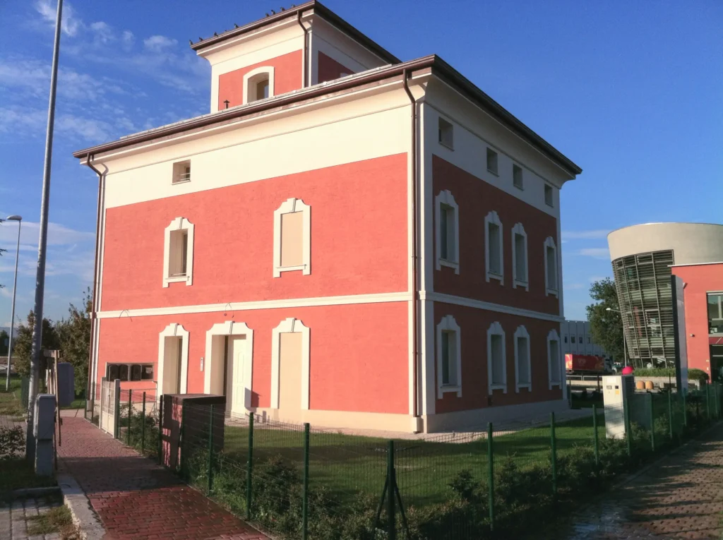 Edificio storico restaurato da Impref con facciata colorata e dettagli architettonici