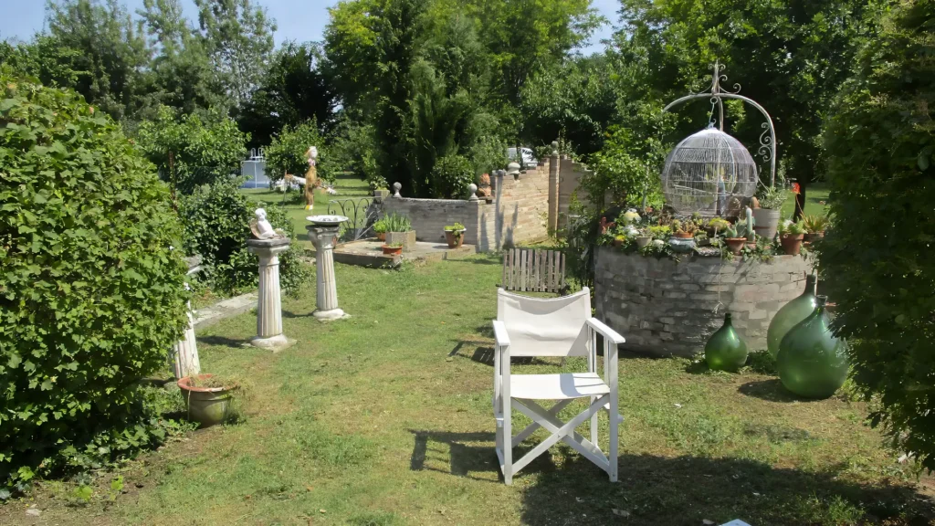 immagine che mostra un cortile con un pozzo