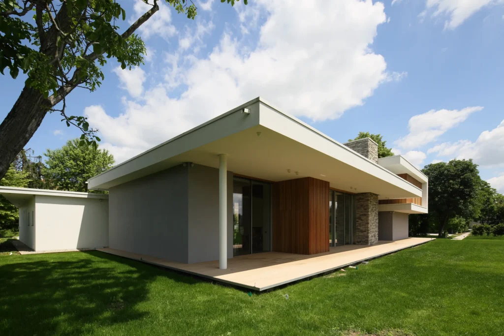 Villa moderna unifamiliare con ampie vetrate e giardino privato