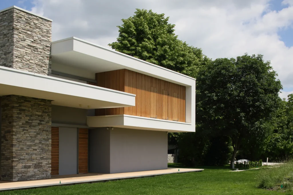 Villa moderna unifamiliare con ampie vetrate e giardino privato