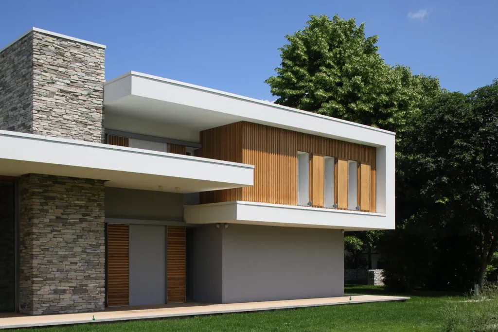 Villa moderna unifamiliare con ampie vetrate e giardino privato