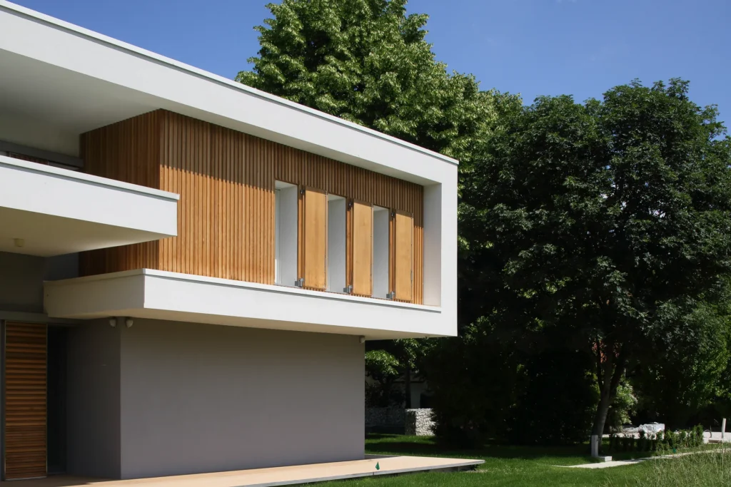 Villa moderna unifamiliare con ampie vetrate e giardino privato