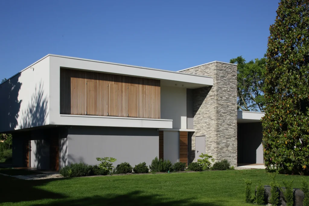 Villa moderna unifamiliare con ampie vetrate e giardino privato