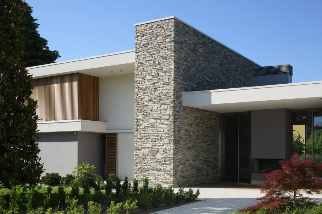 Villa moderna unifamiliare con ampie vetrate e giardino privato