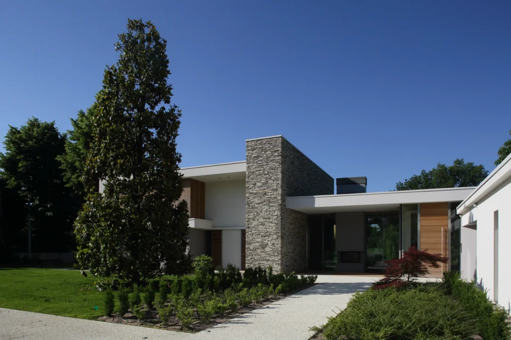 Villa moderna unifamiliare con ampie vetrate e giardino privato