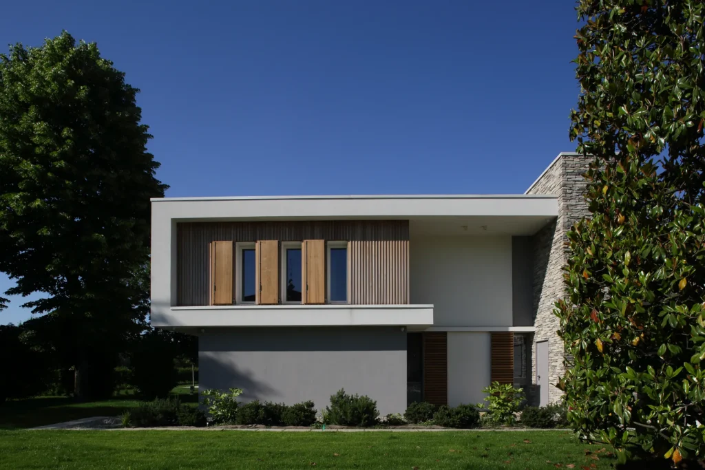 Villa moderna unifamiliare con ampie vetrate e giardino privato
