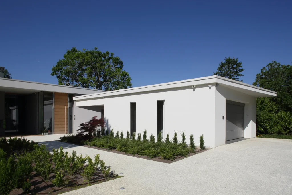 Villa moderna unifamiliare con ampie vetrate e giardino privato
