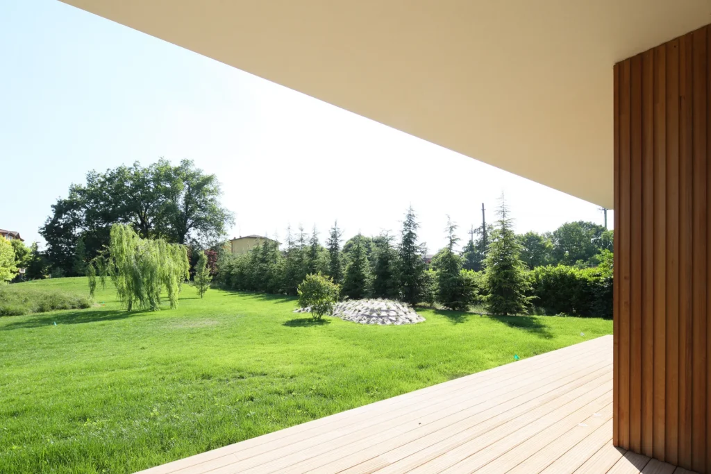 Villa moderna unifamiliare con ampie vetrate e giardino privato