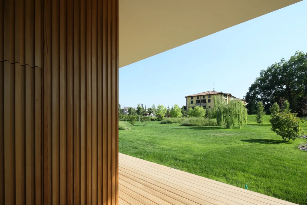 Villa moderna unifamiliare con ampie vetrate e giardino privato