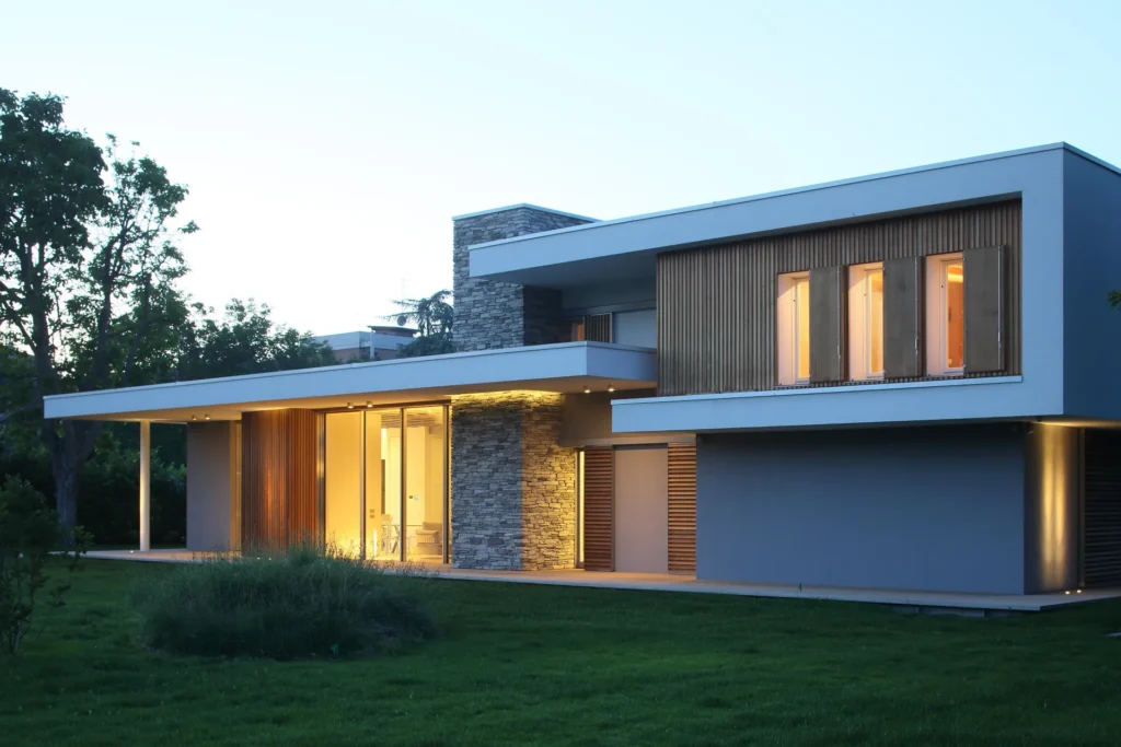 Villa moderna unifamiliare con ampie vetrate e giardino privato