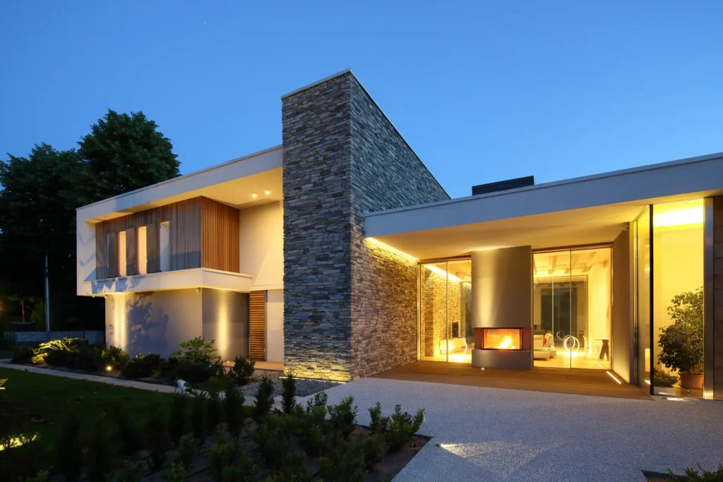 Villa moderna unifamiliare con ampie vetrate e giardino privato