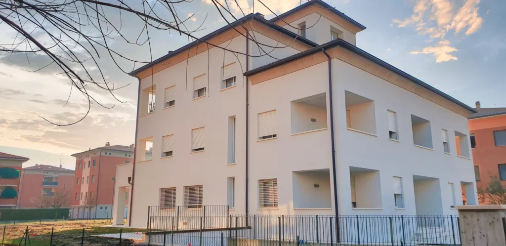 facciata in primo piano di un edificio residenziale