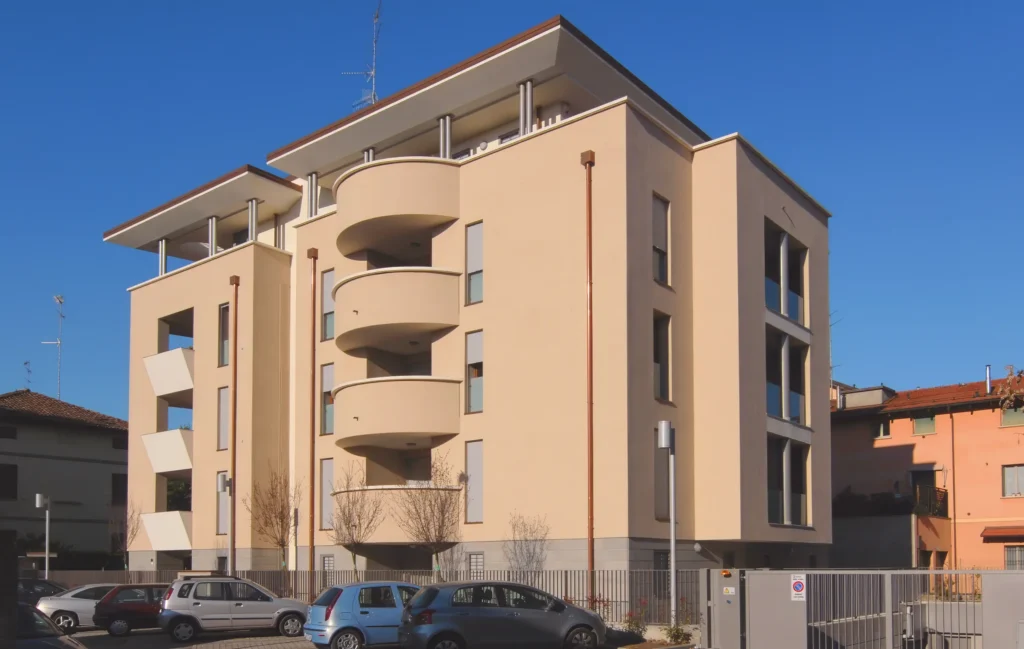 Palazzina residenziale moderna con balconi e parcheggi esterni costruita da Impref