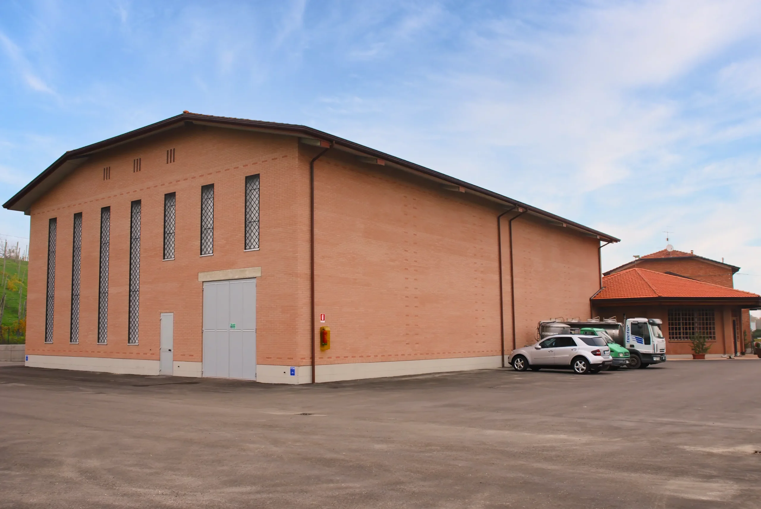 Latteria con edificio industriale in mattoni e area di lavorazione