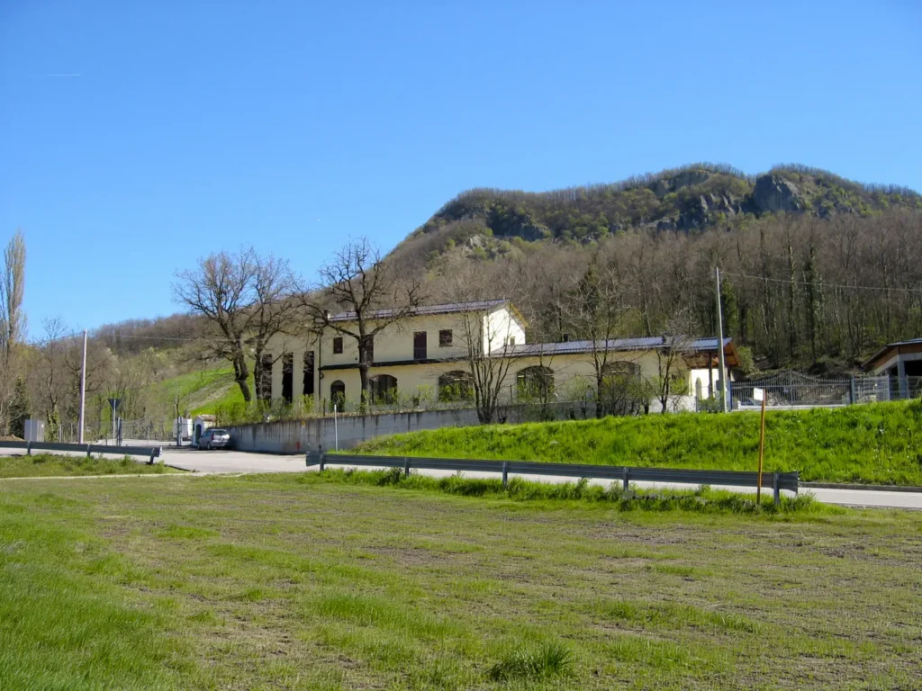 Latteria in area rurale con stabilimento produttivo immerso nel verde costruita da Impref