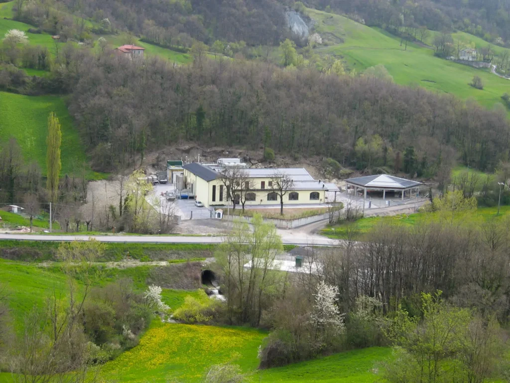 Latteria in area rurale con stabilimento produttivo immerso nel verde costruita da Impref