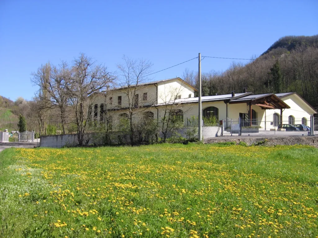 Latteria in area rurale con stabilimento produttivo immerso nel verde costruita da Impref
