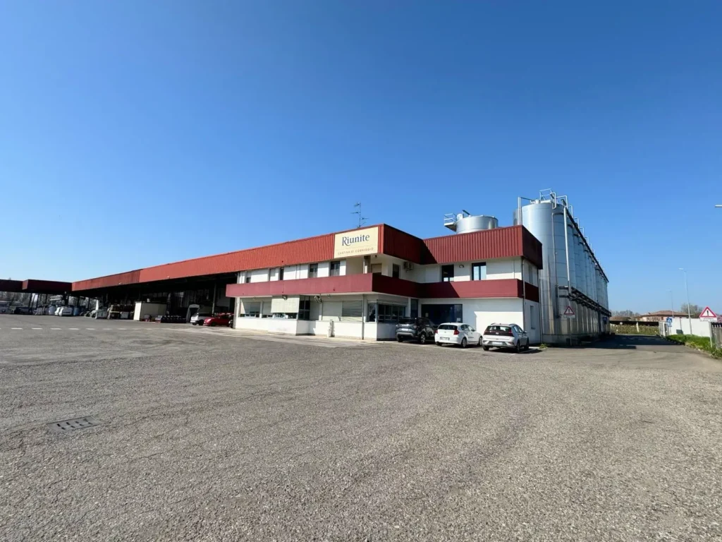 Impianto industriale con silos di stoccaggio e area produttiva in costruzione realizzato da Impref