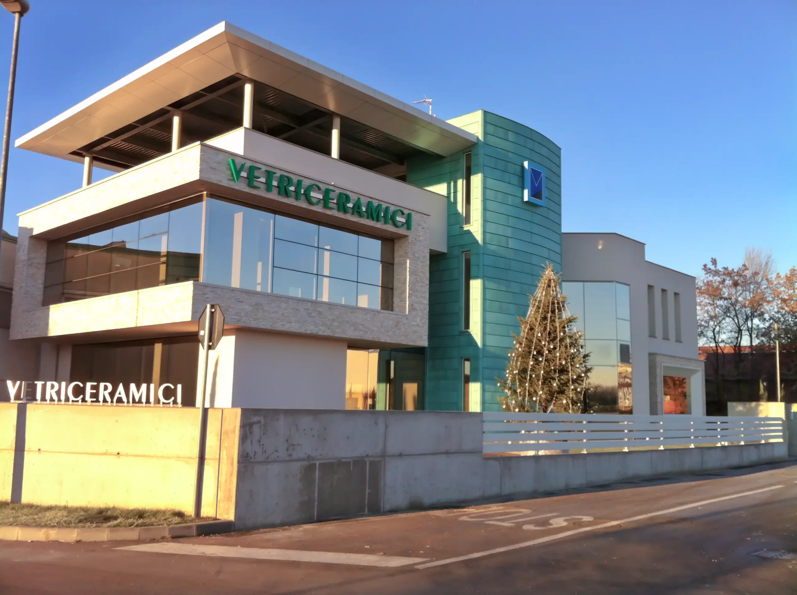 Edificio commerciale Vetriceramici con facciata moderna in vetro e ceramica costruito da Impref