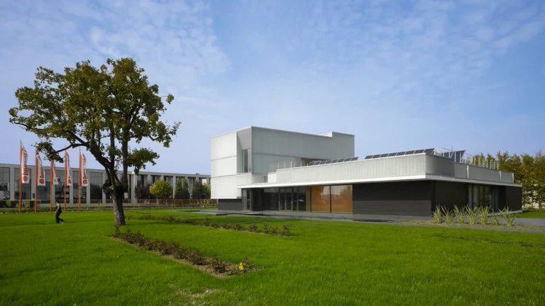 Edificio industriale Immergas con architettura moderna e volumi geometrici costruito da Impref