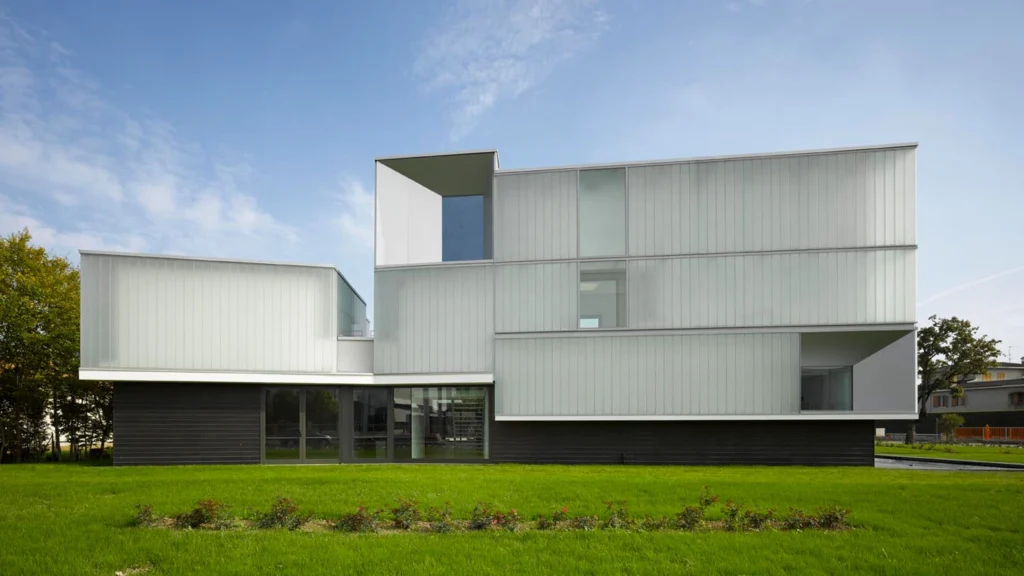 Edificio industriale Immergas con architettura moderna e volumi geometrici costruito da Impref