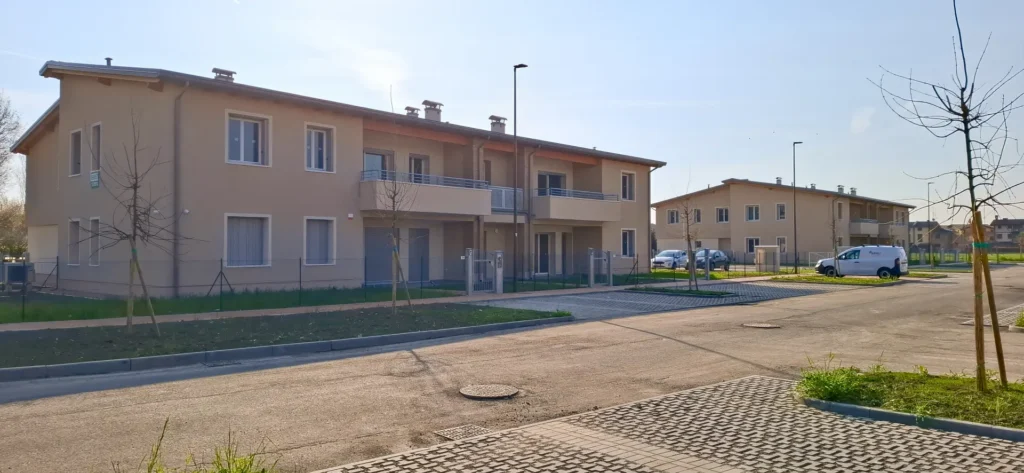 Complesso residenziale di villette moderne con strada e parcheggi