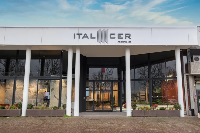 Ingresso sede Italcer Group con facciata vetrata e portico