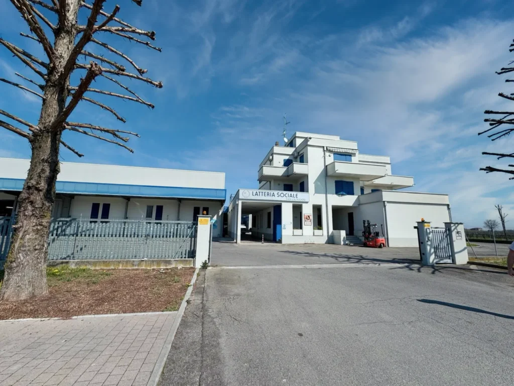vista frontale dell'edificio latteria sociale san Giovanni della fossa