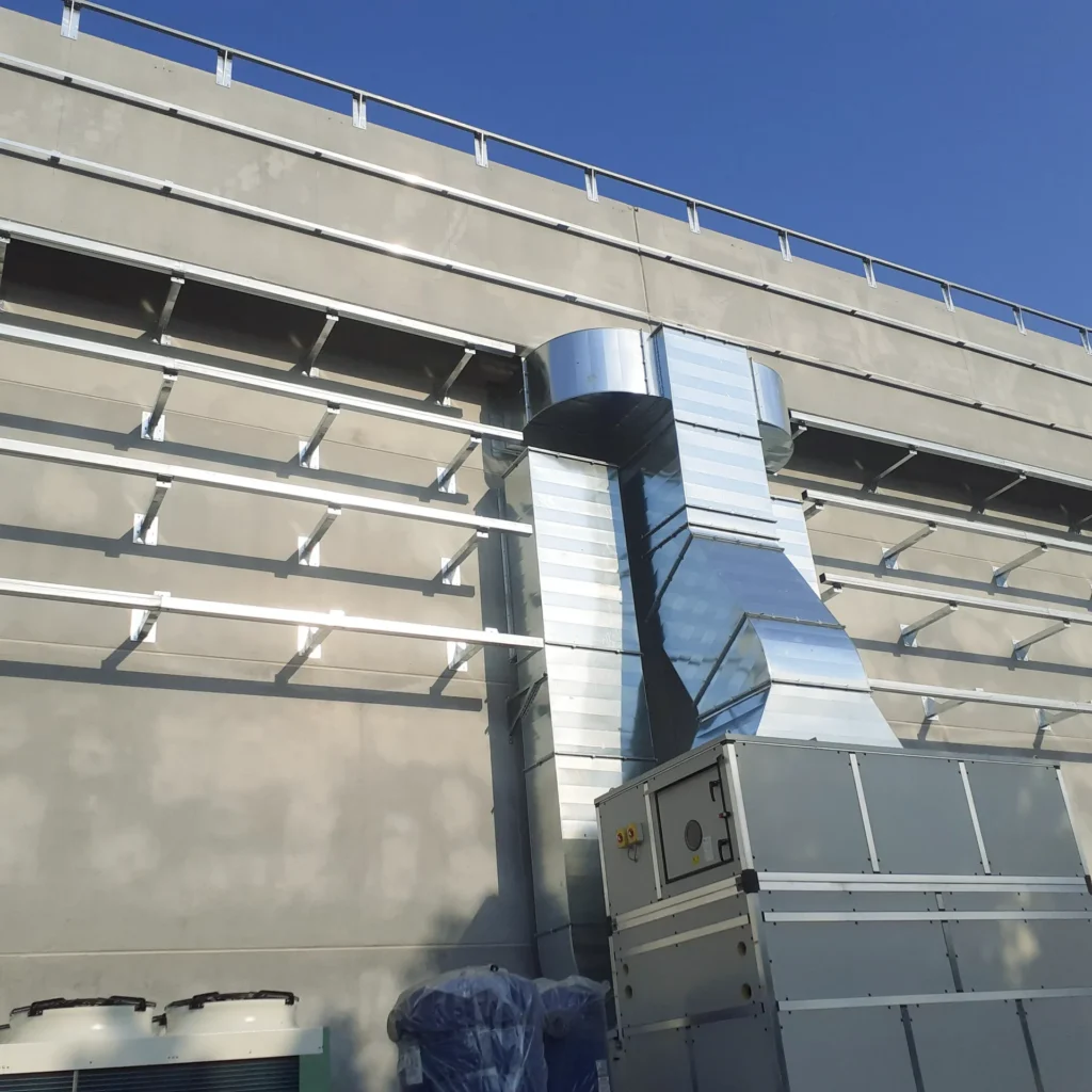 particolare esterno dell'edificio consorzio vacche rosse