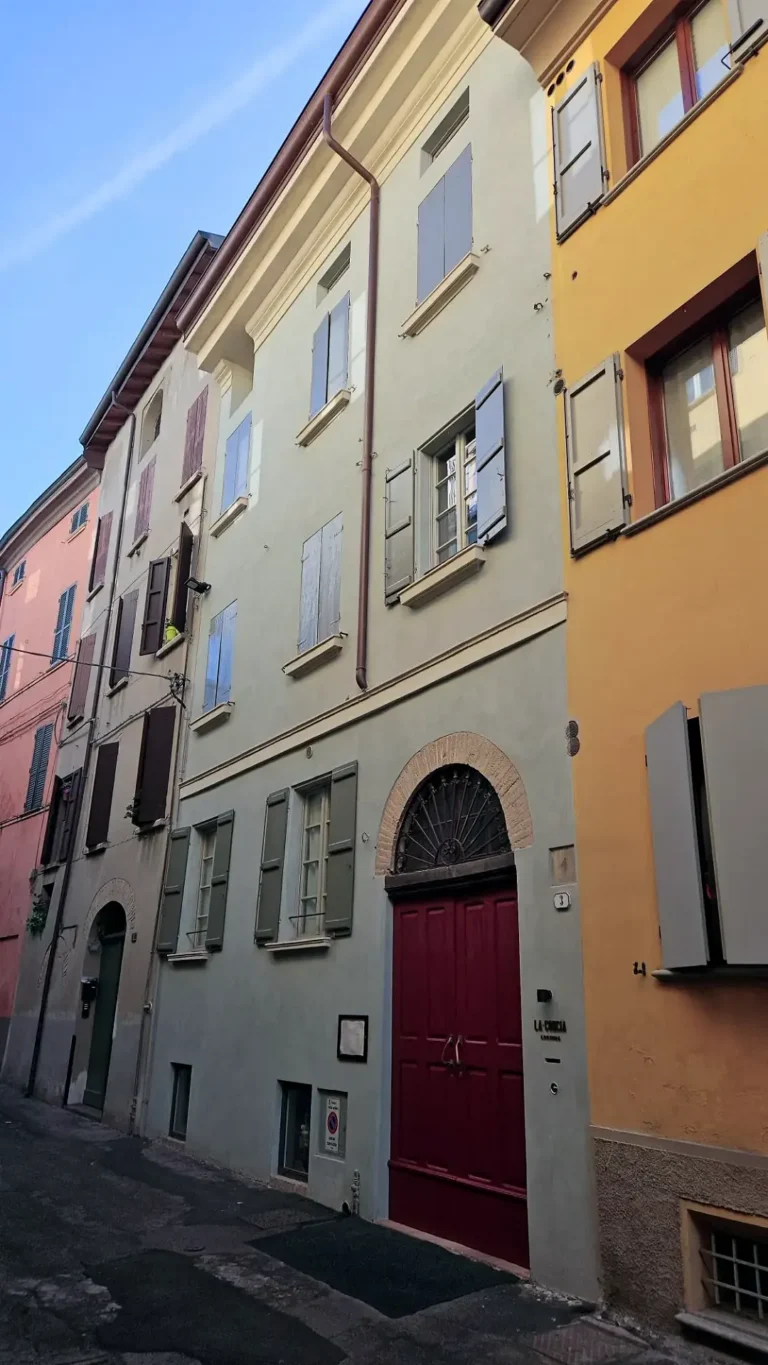 immagine di case in un centro storico