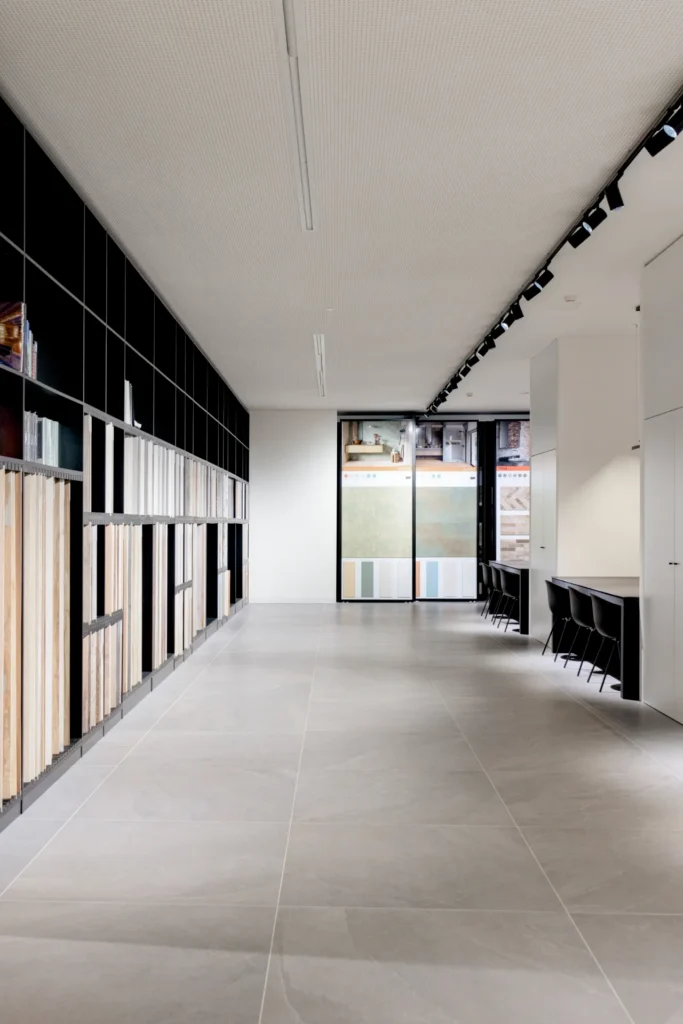 Showroom moderno con postazioni di lavoro e pannelli espositivi