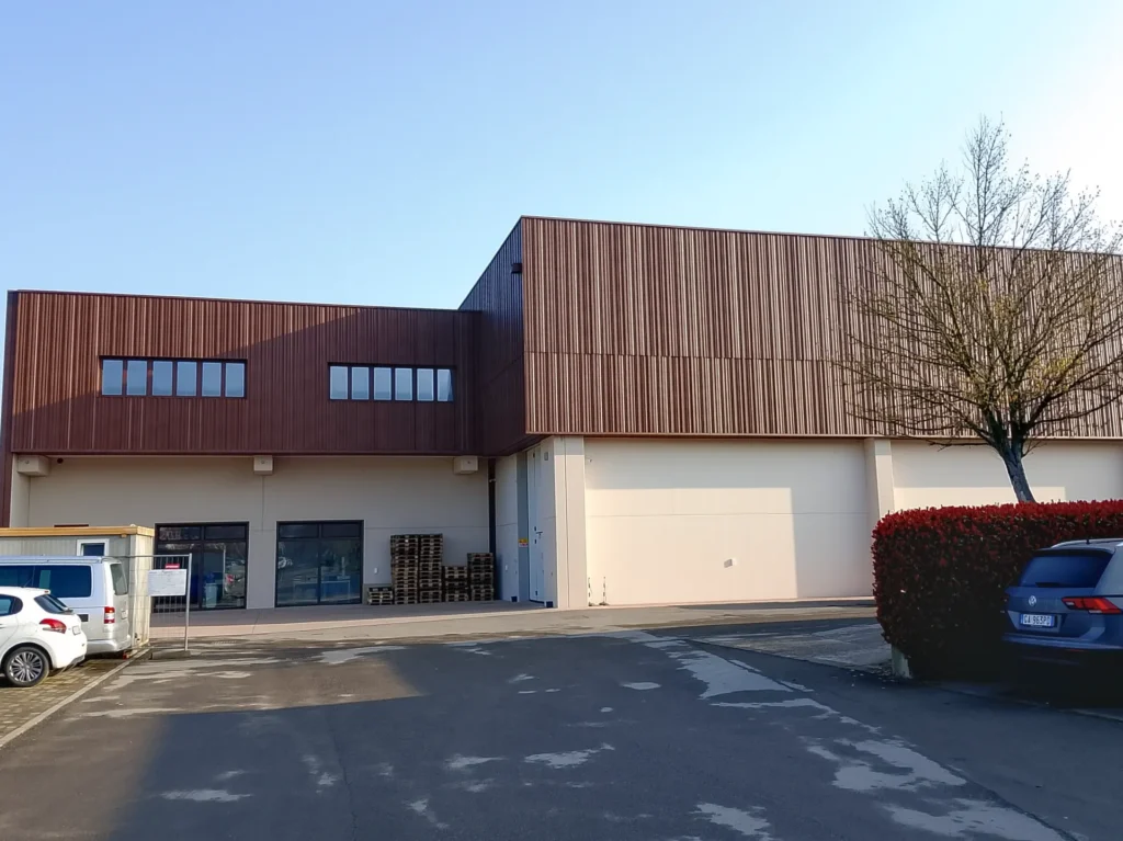 vista frontale dell'edificio consorzio vacche rosse