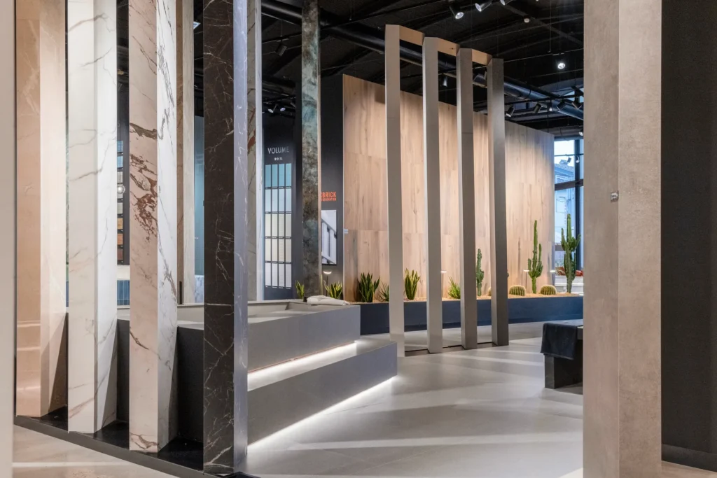 Showroom di design con esposizione di grandi lastre e finiture