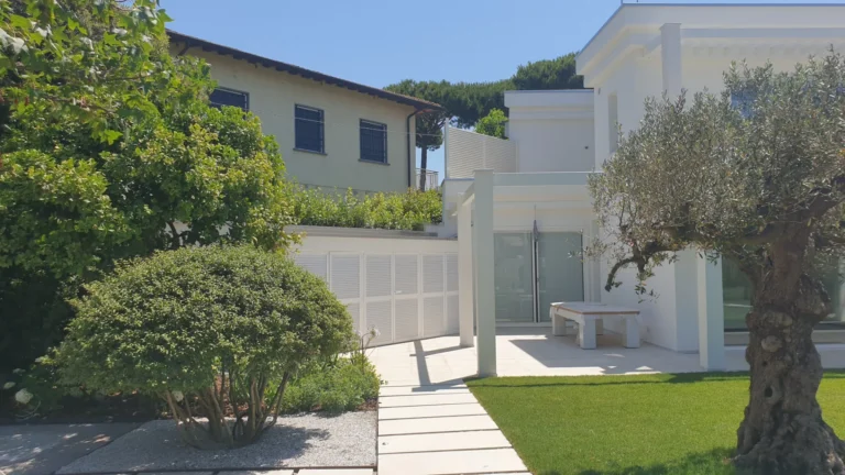 immagine vista esterna di una villa singola con giardino