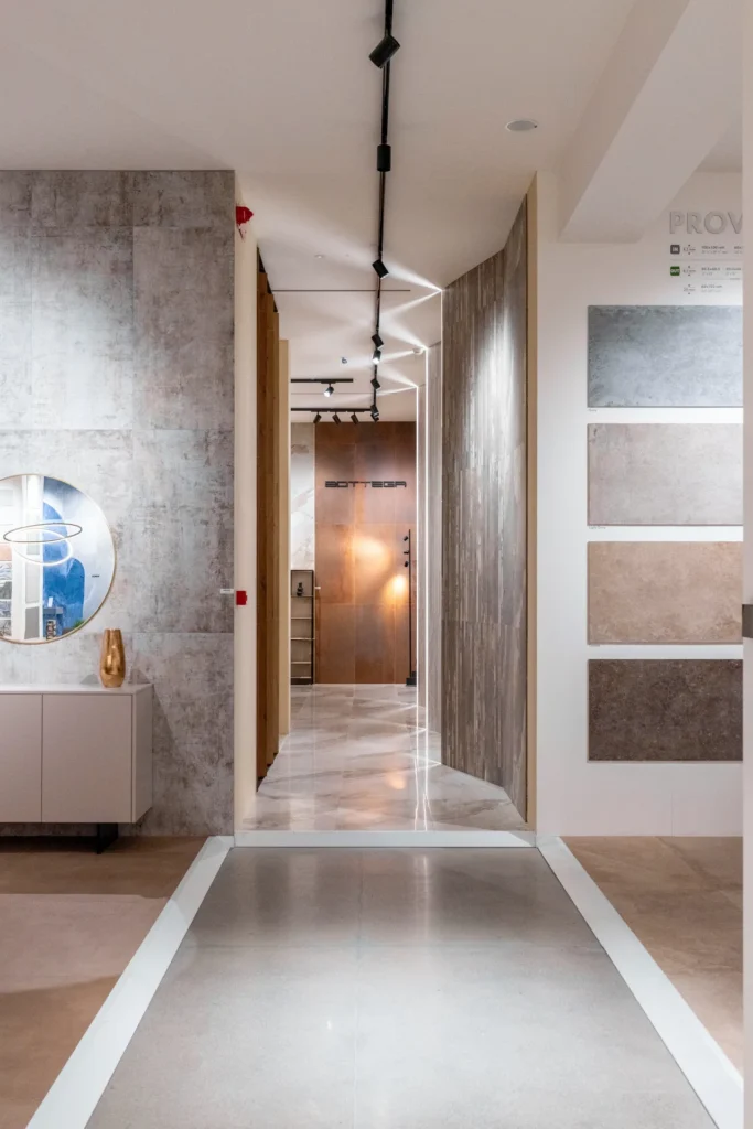 Showroom con corridoio espositivo e superfici ceramiche