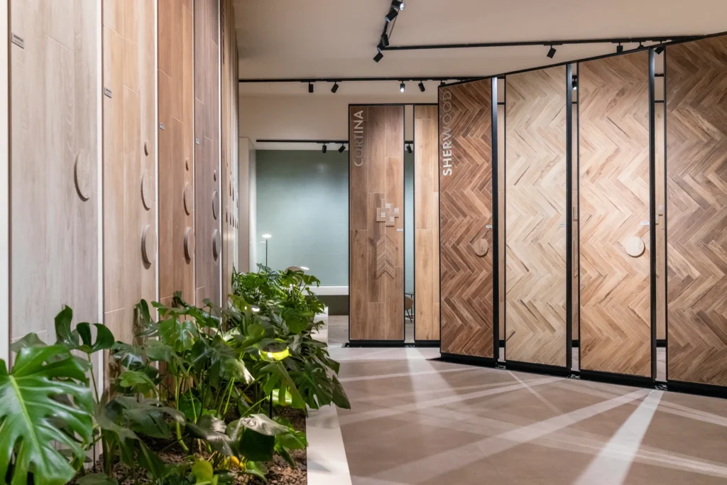 Showroom di design con esposizione di grandi lastre e finiture