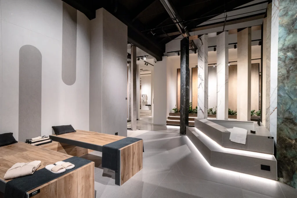 Showroom bagno con vasca e superfici ceramiche di design