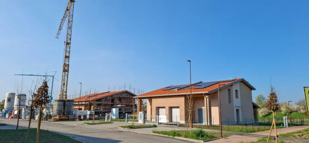 Cantiere residenziale con abitazioni in costruzione e gru