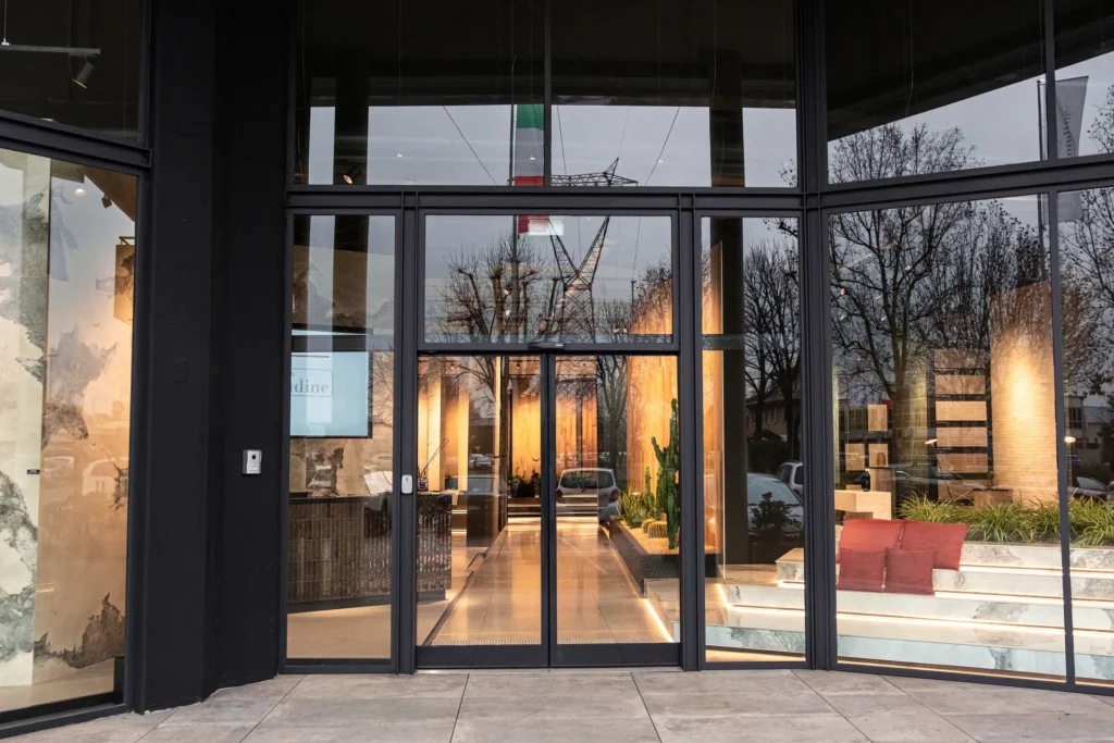 Ingresso edificio moderno con porte in vetro e interior design contemporaneo