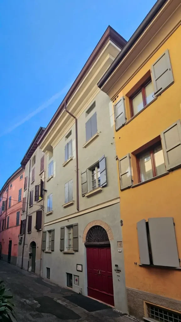 immagine di case in un centro storico