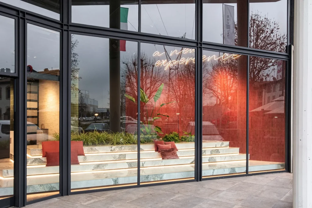 Ingresso edificio moderno con porte in vetro e interior design contemporaneo