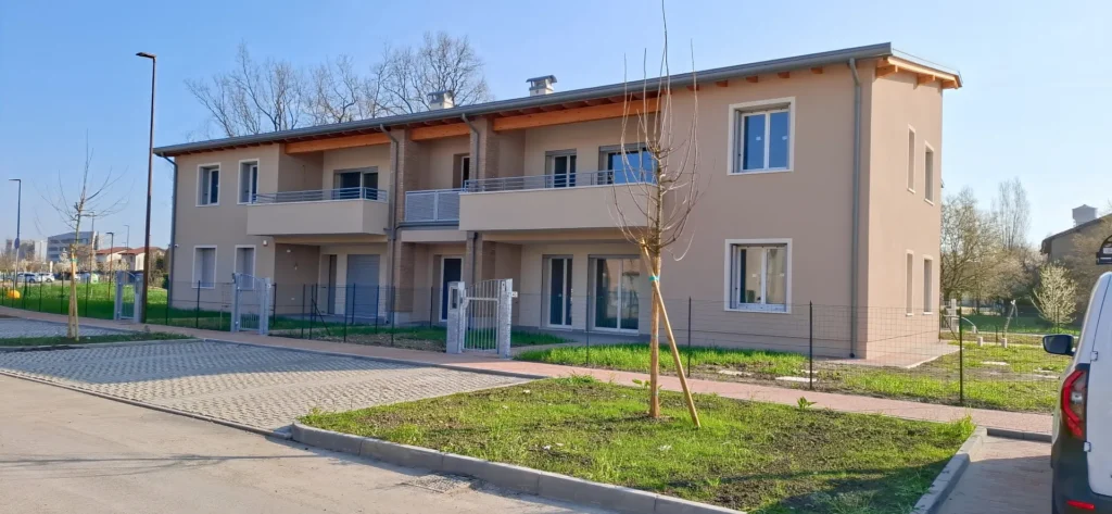 Villette moderne bifamiliari con giardino e area residenziale