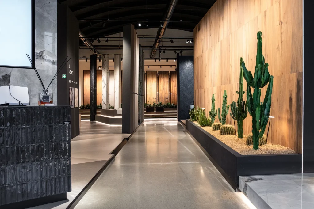 Interno showroom con esposizione di superfici e design contemporaneo