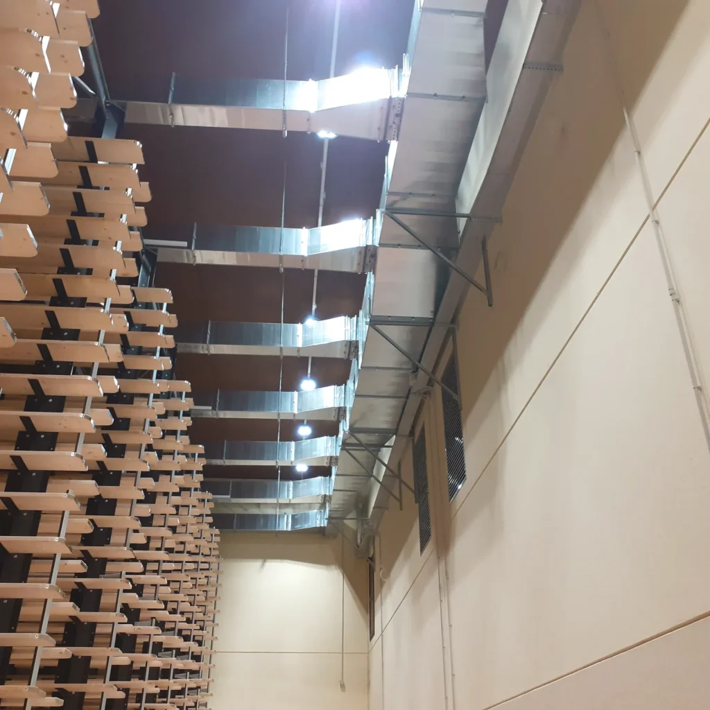 particolare interno dell'edificio consorzio vacche rosse