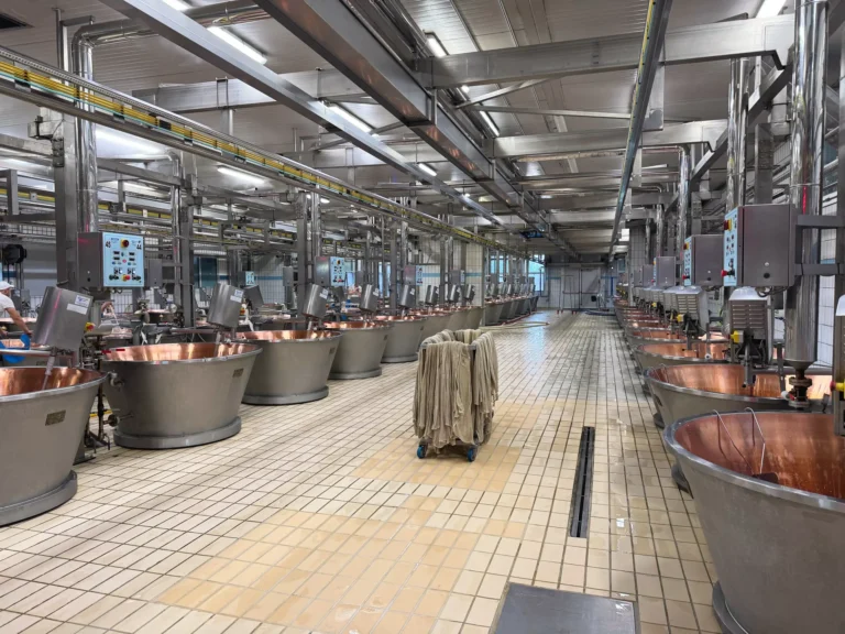 vista laboratorio produzione parmigiano reggiano della latteria fontana