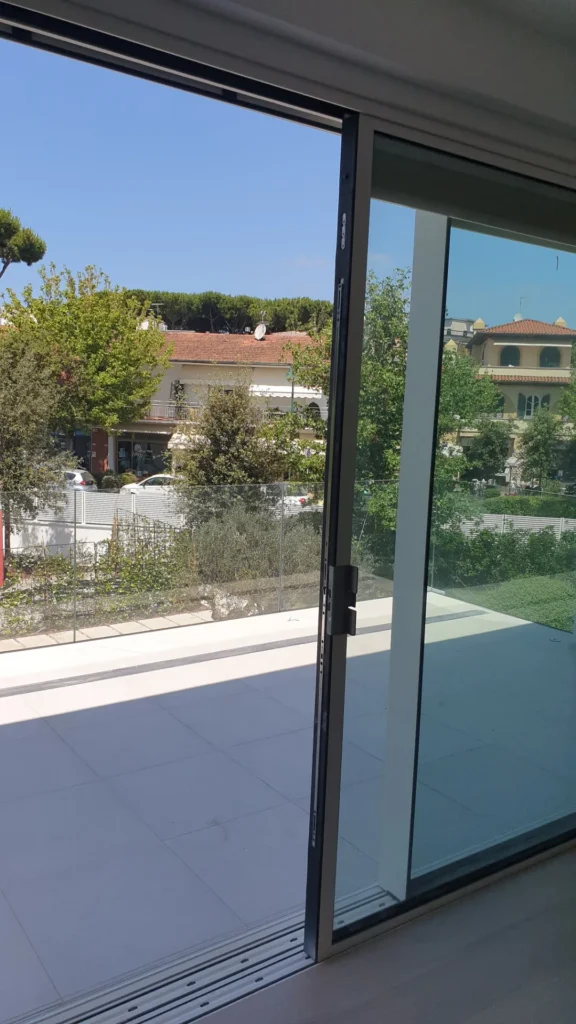 immagine di una portafinestra vista interna
