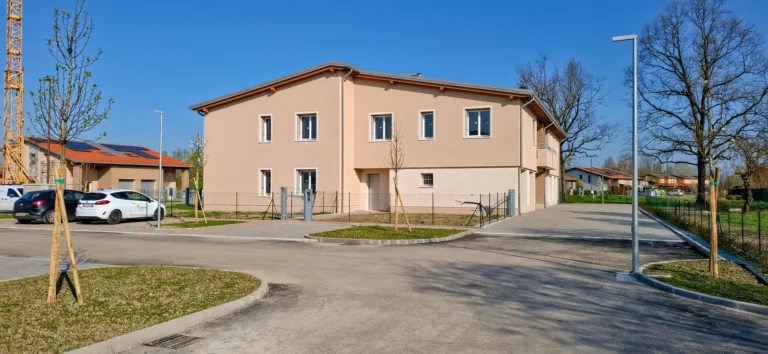 Edificio residenziale moderno con appartamenti e area parcheggio
