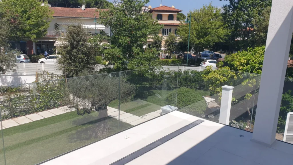 vista di un giardino da un balcone