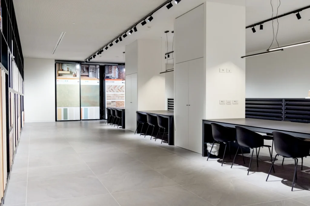 Showroom moderno con postazioni di lavoro e pannelli espositivi