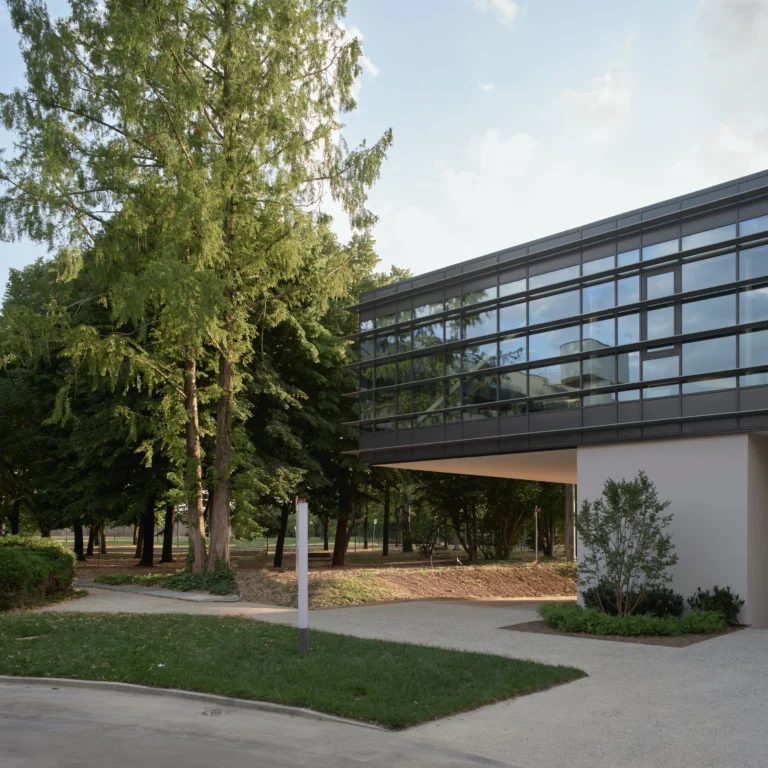 Edificio direzionale B.U. Iren con facciata vetrata e area verde costruito da Impref